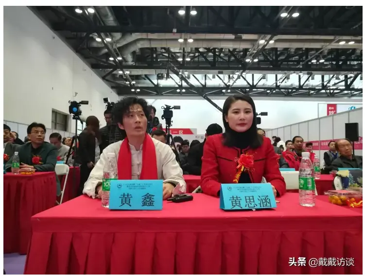 《大型民族发雕“长城”》全球公益行 暨发艺师挑战世界纪录千人秀 向新中国七十华诞献礼  配图